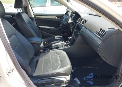 2015 Volkswagen Passat 1.8T Wolfsburg Edition z USA, uszkodzony, nr VIN 1VWAT7A36FC004720